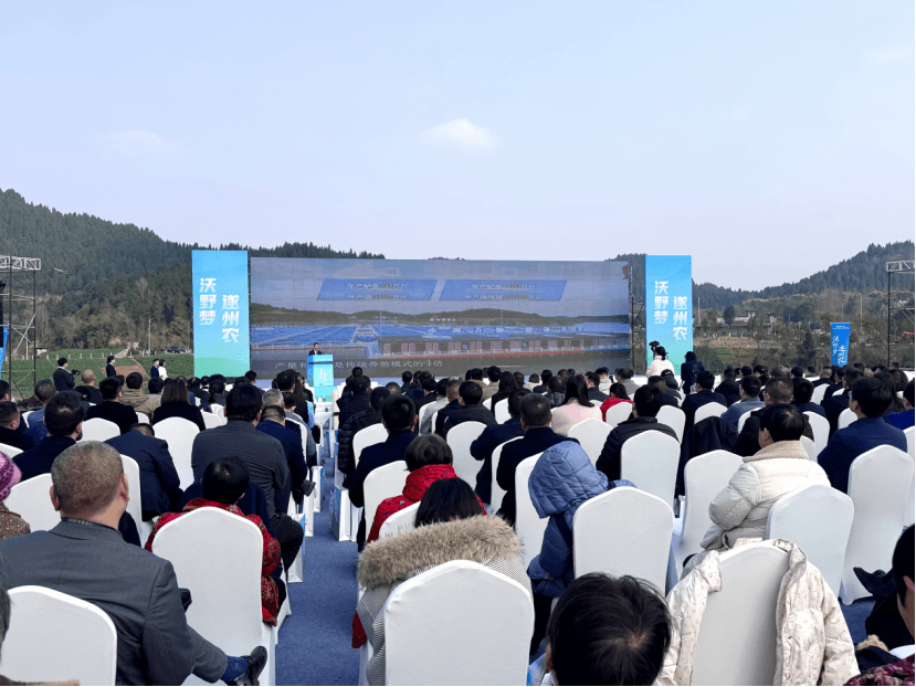 遂宁“新农人”颁奖现场，这位技术总监展示的智慧养鱼模式，让市领导频频追问